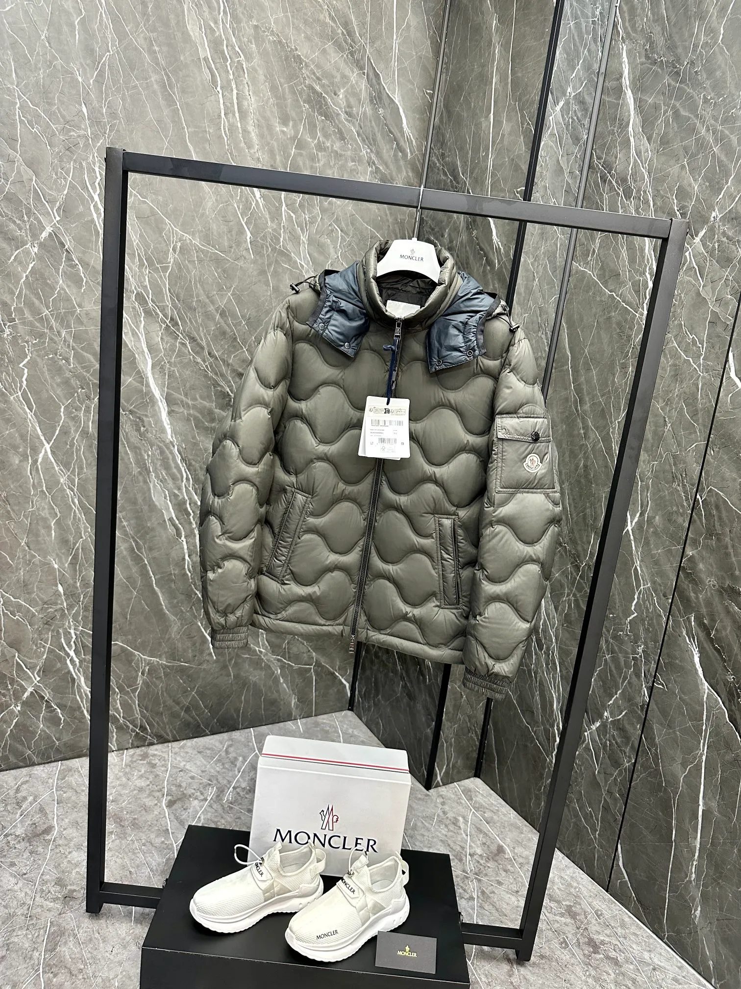 ⬆️MONCLER MORANDIERES . . NFC . . / / . • •95 ( 700+) • • • Size: 1-5. Black/Green. D 9868075580